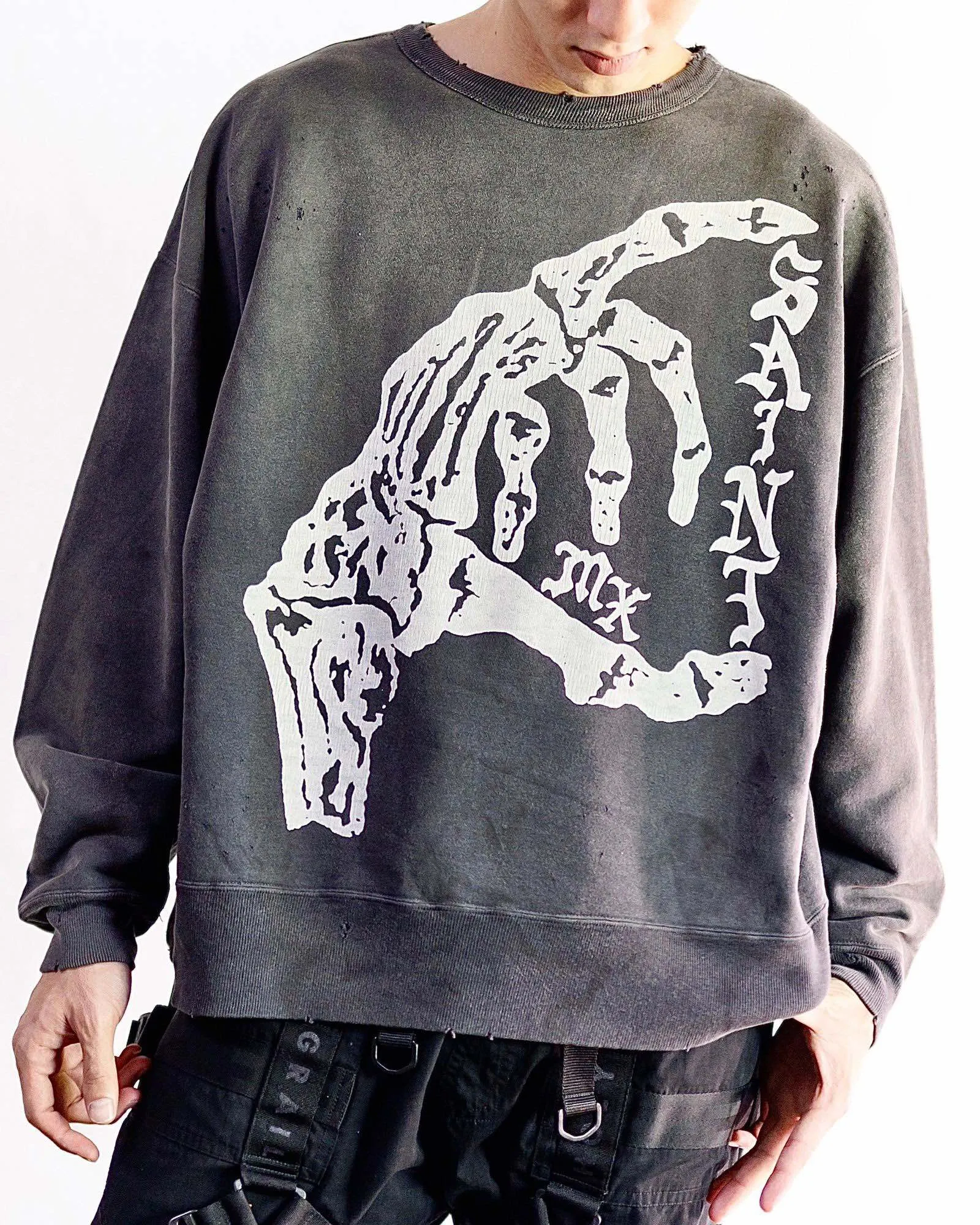 SAINT M×××××× BONE SAINT CREW SWT/BLK Bone SAINT destruction sweatshirt, washed black S-XL Assute dyeing, genuine whole garment sprayed with horse-hair fading process, collar/cuffs frayed in many places, front and rear panels/sleeves super complex fraying, heavy washing and water distressing, correct fruit mark/angel mark